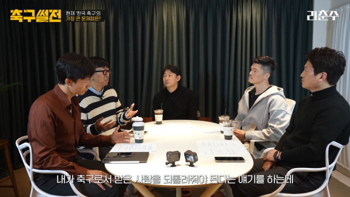 현직 전문가들이 말하는 축협의 문제점 _ 축구썰전 EP1 6-59 screenshot.png 리춘수 면전 앞에서 제대로 한방 날린 볼만찬 기자