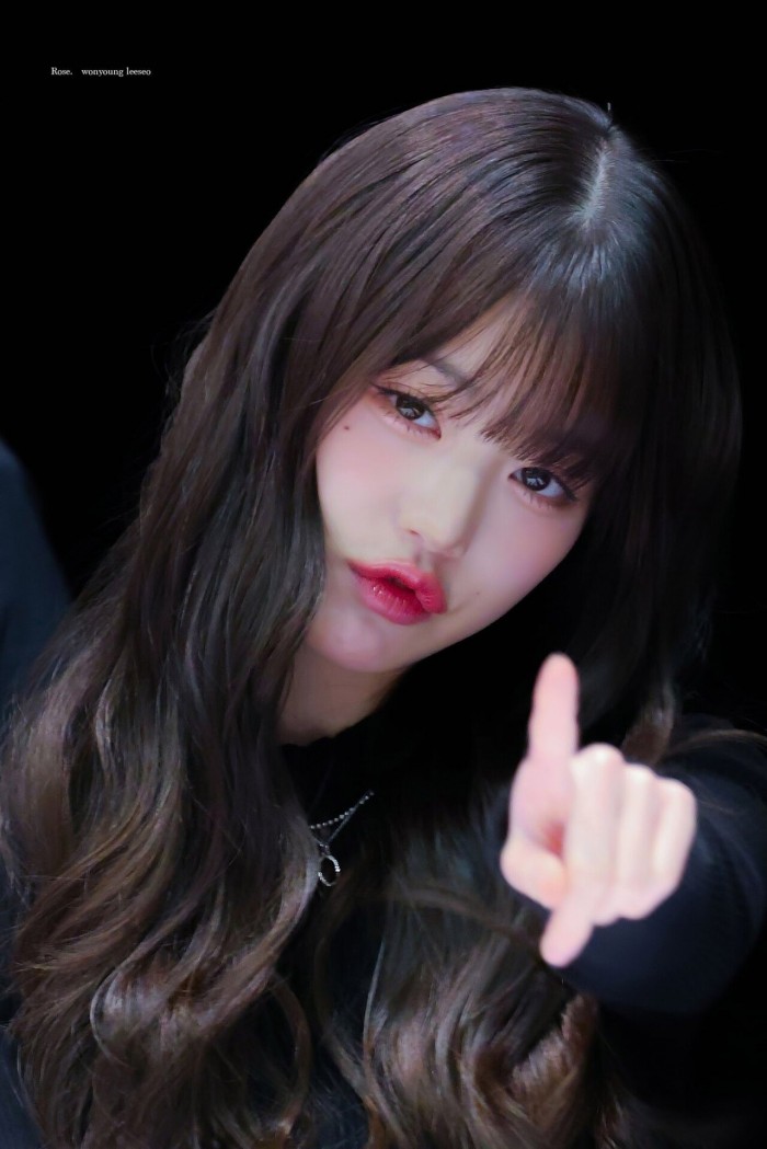 20240211_102751.jpg 어제 명절에도 근무한 장원영 팬싸인회